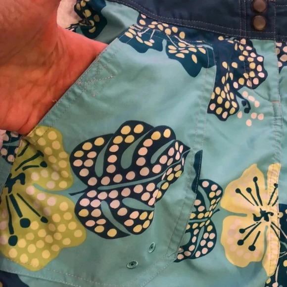 Aventura summer shirt.  Snap close and open pockets on front and back.  Size 6 - Picture 6 of 10